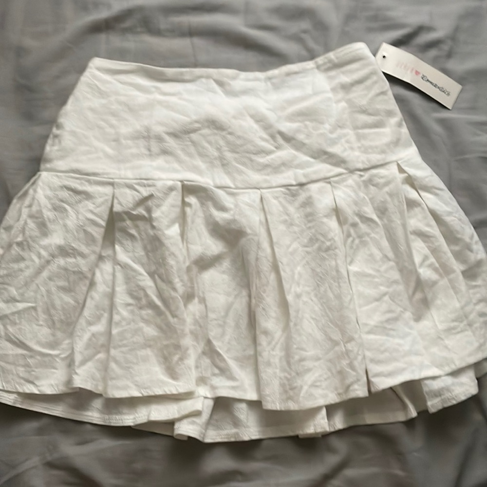 white flowy skirt